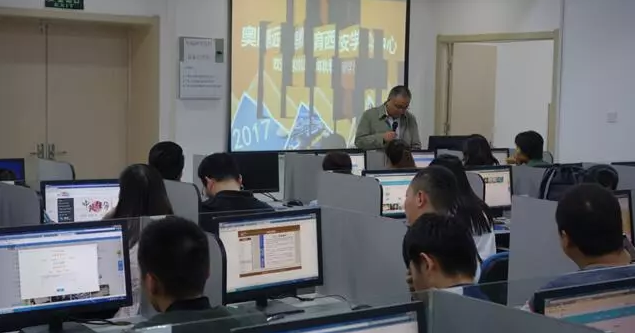 明月迎中秋，奧鵬寄思念