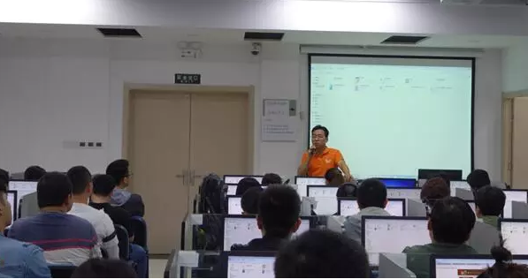 明月迎中秋，奧鵬寄思念