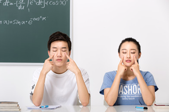 “宅家”一個月，近視一百度？學(xué)習(xí)網(wǎng)課時如何科學(xué)護眼、防控近視，官方專家宣講團來支招啦！ | 特別關(guān)注